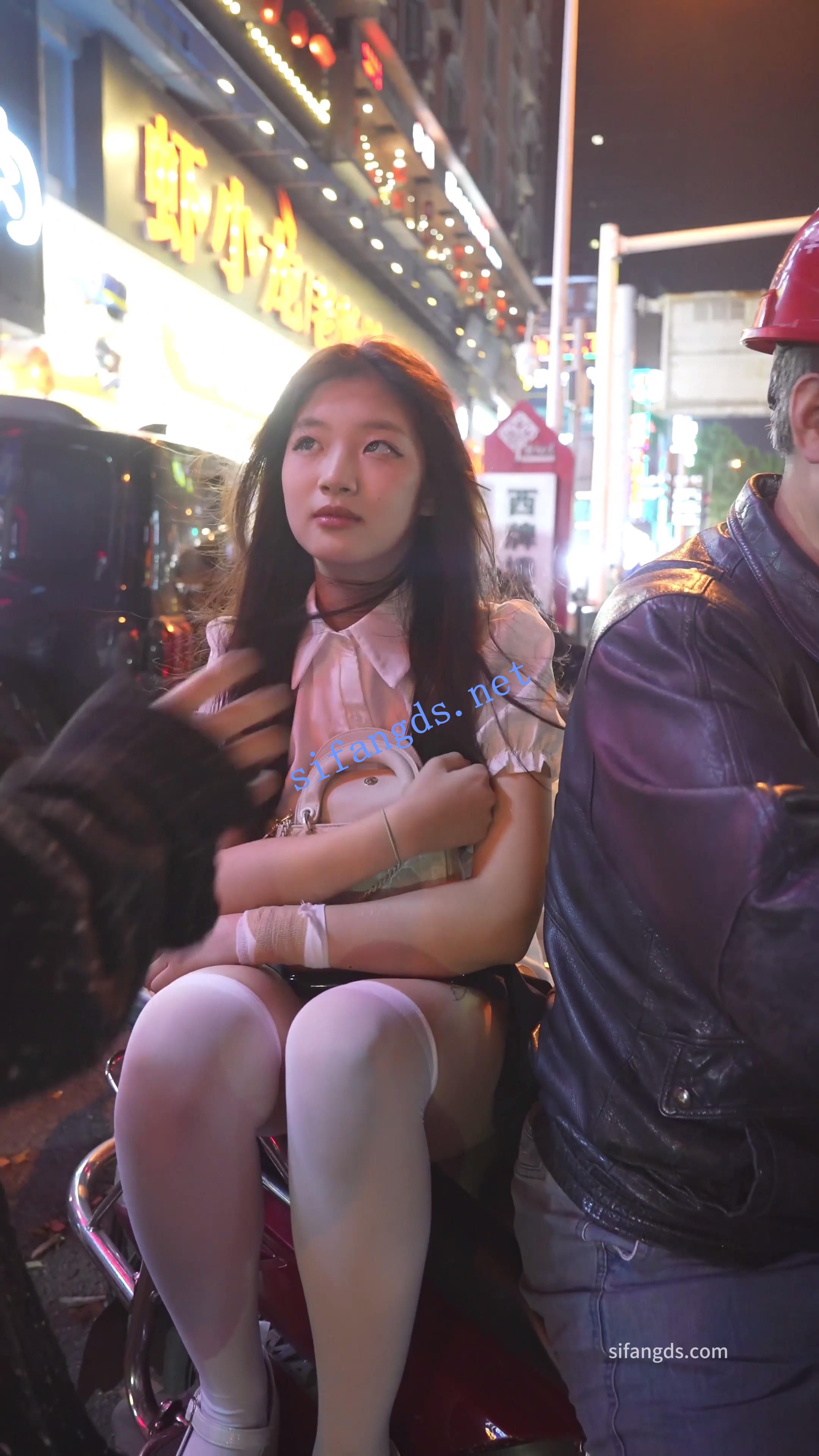 02.14  补链   (BC-AA-350)闷骚小姐姐邀请男生回家啪啪..绝对领域坐台阶上CD