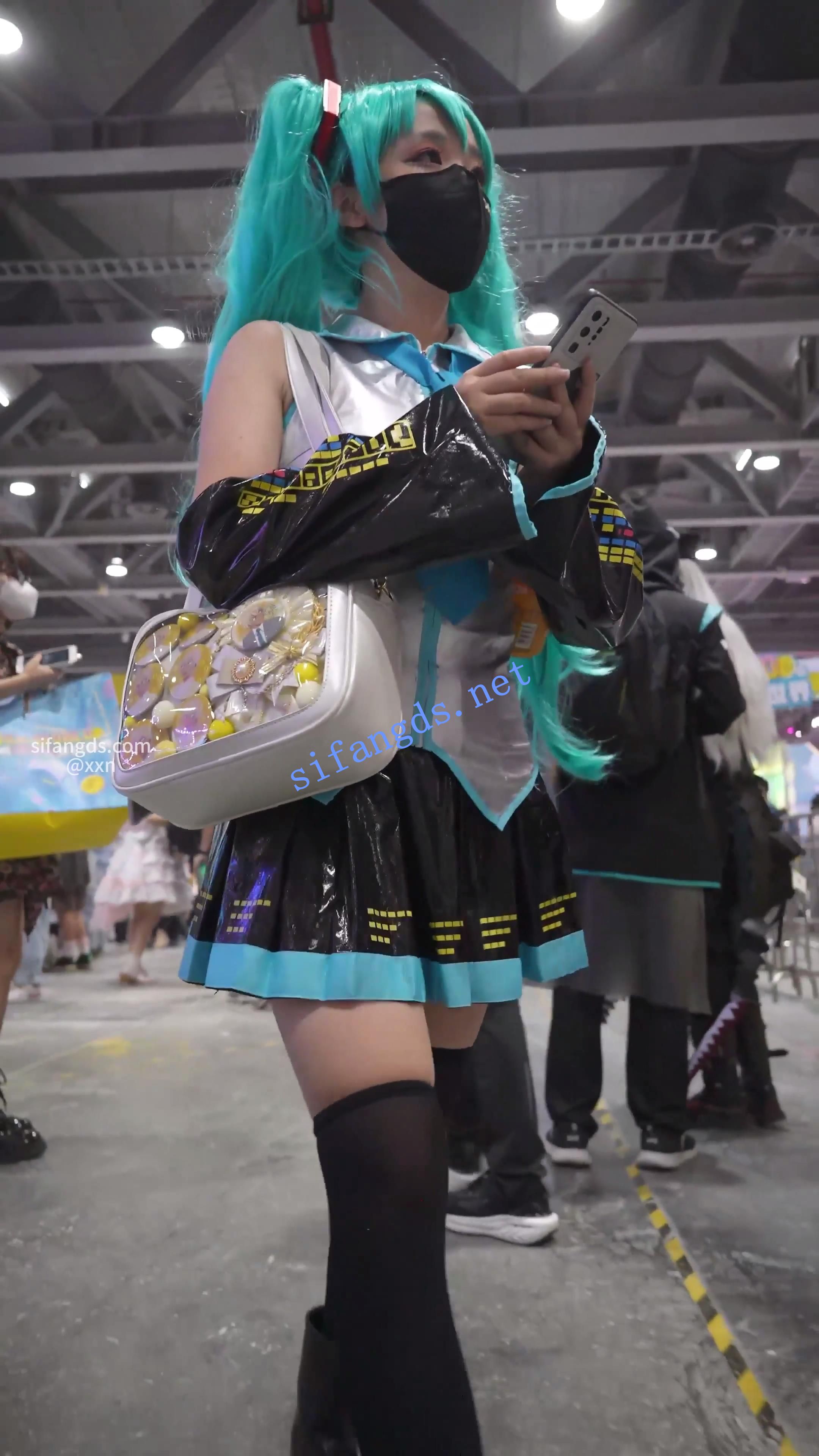 01.29  补链   【xxn-231】初音未来cos可爱小姐姐..花内带翅膀弯腰被抄底