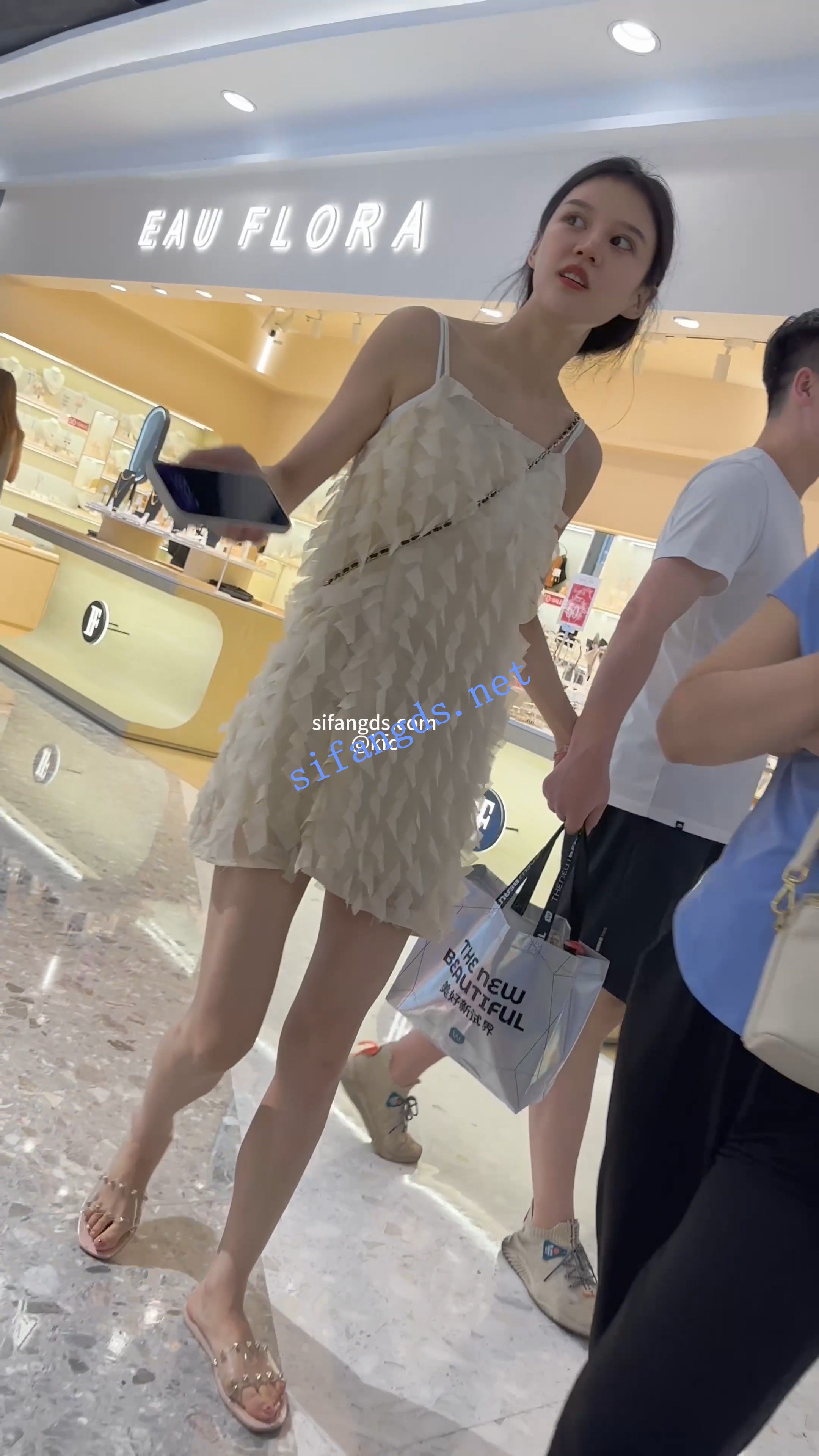 03.01  补链  【KFC】网红脸美女和男友逛街。吊带裙薄内内微微透黑森林