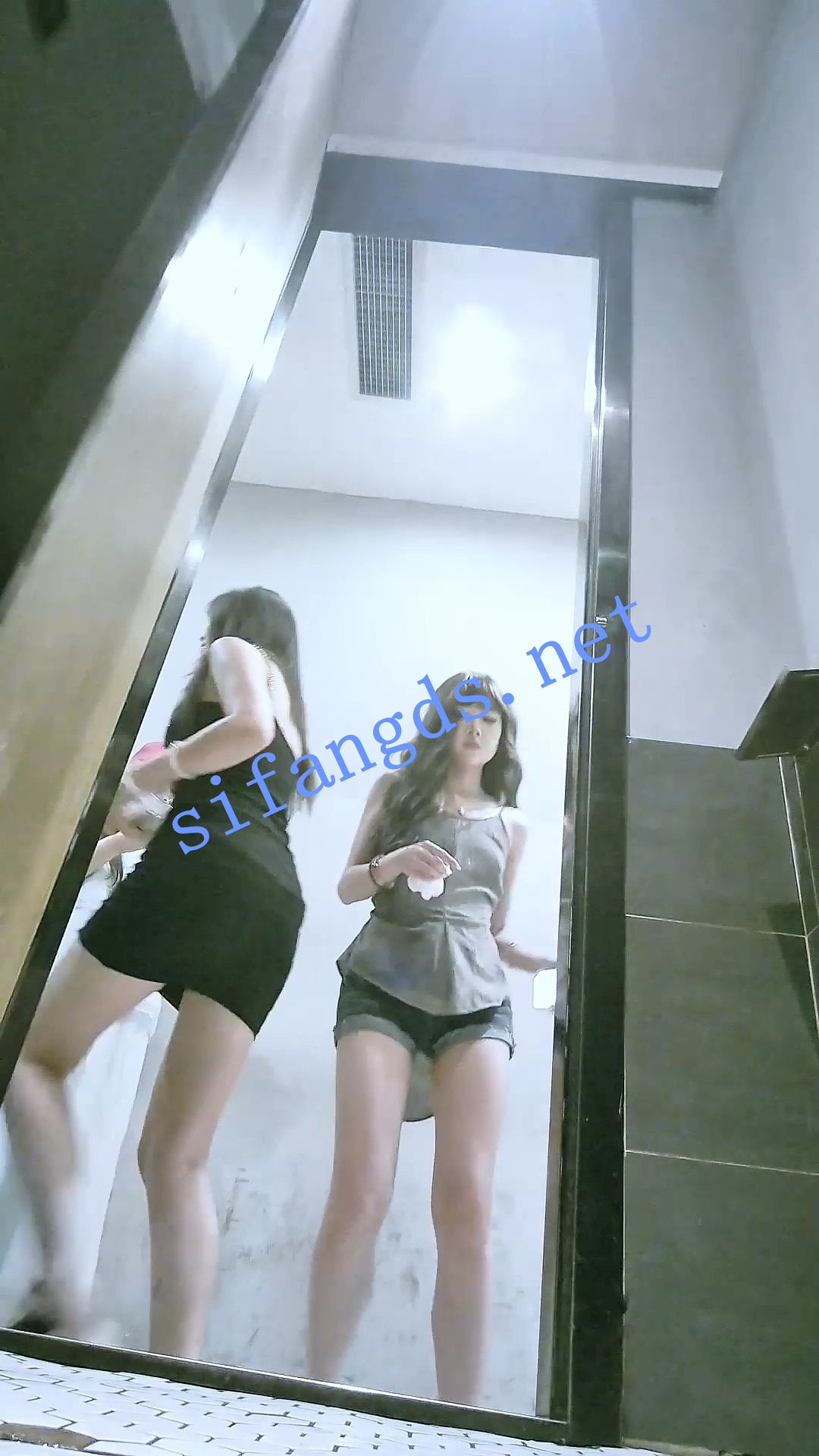 ✅【厕拍】网红气质极品骚高跟大波浪美女后入式视角拉屎