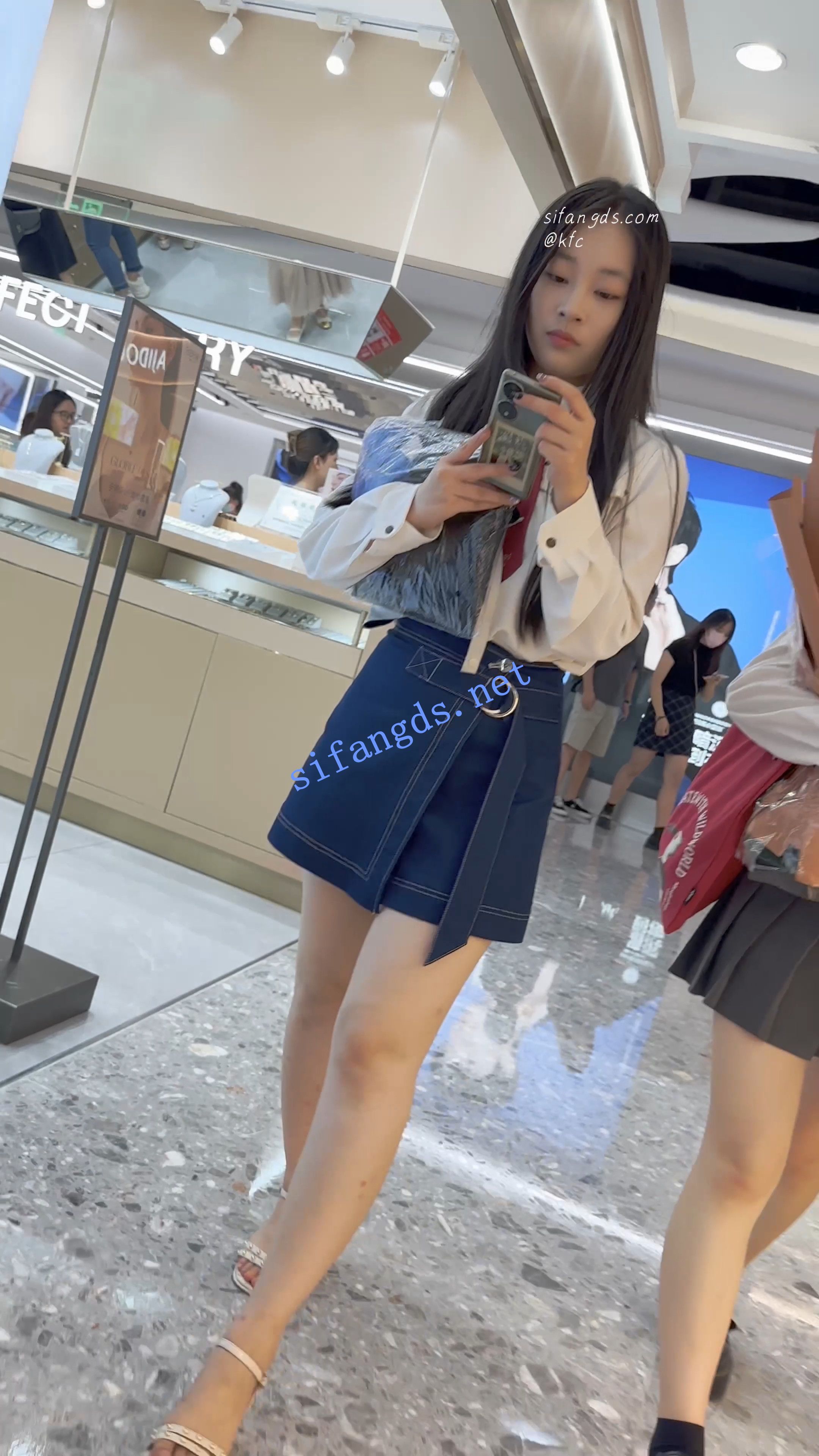 【KFC】靓女下班回家·一直专注玩手机·短裙半透白内尿黄一片