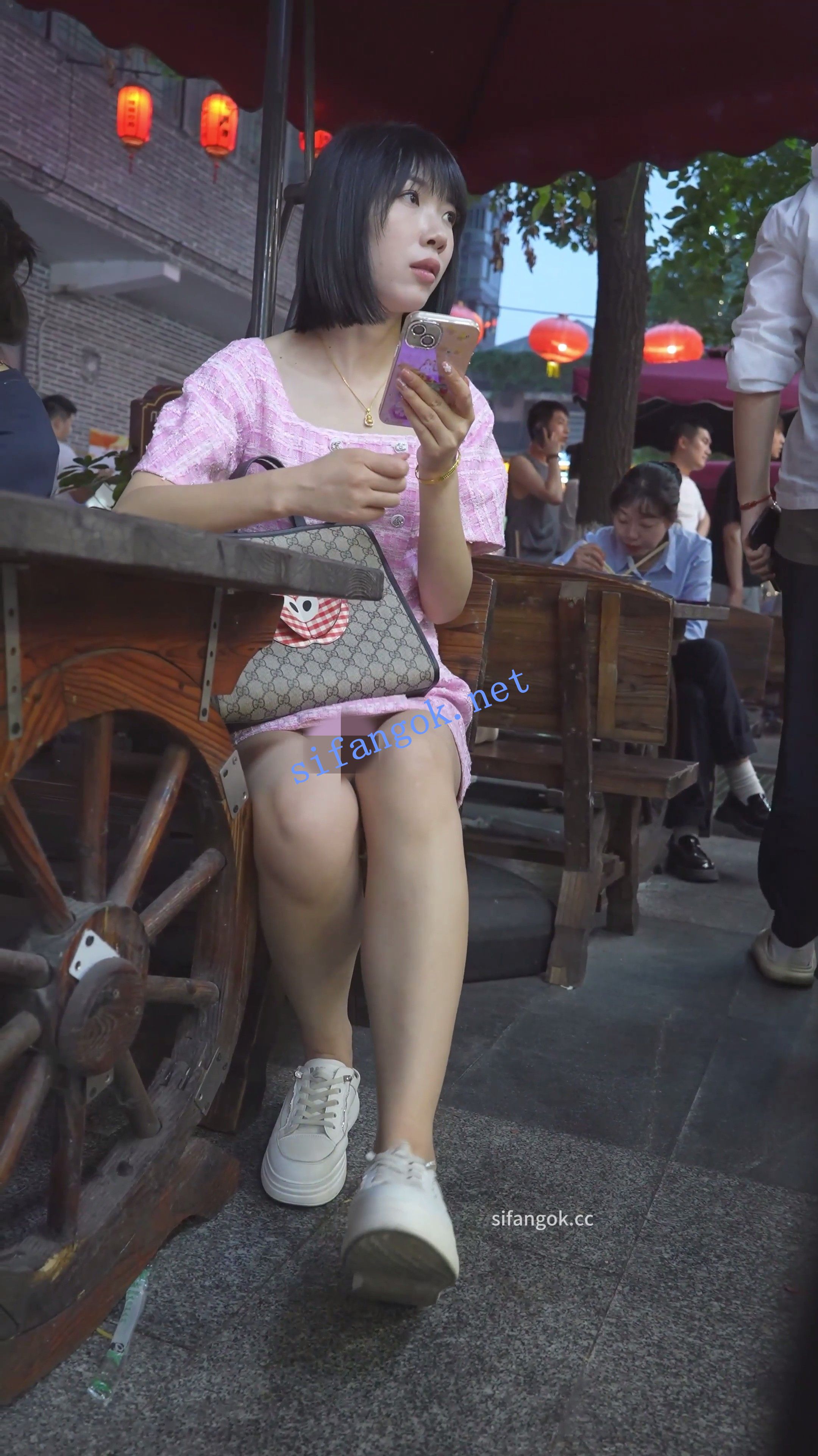 (BC-AA-612)粉裙小姐姐路边买小吃..坐下走光直接给你看花内