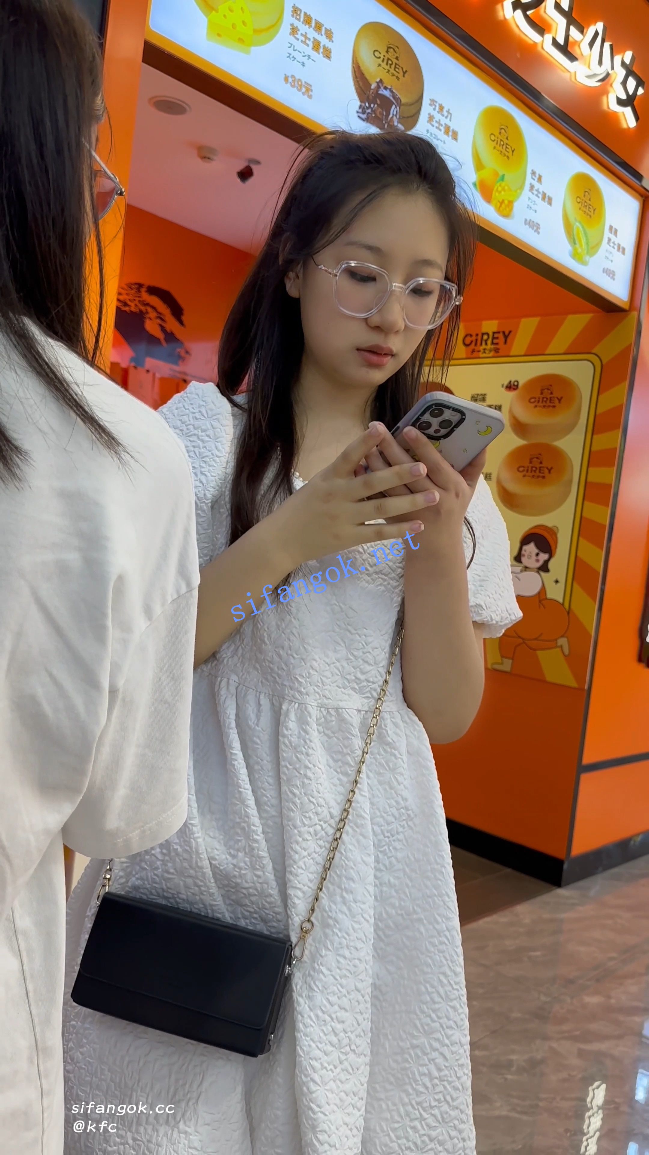【KFC】长裙眼镜学生妹和闺蜜逛街·淡蓝色内内前后CD