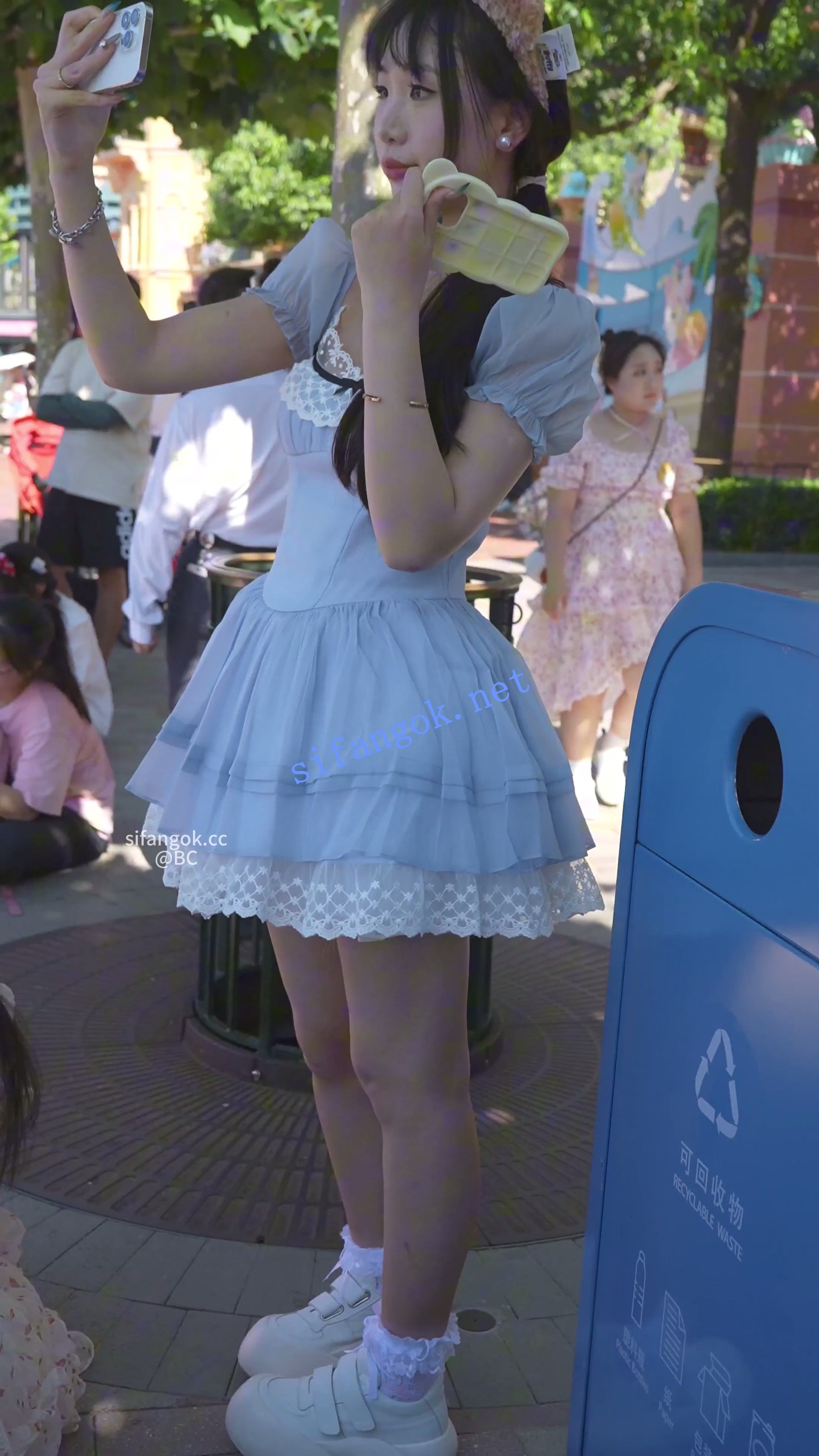 (BC-AA-616)蓝色蕾丝裙小姐姐看表演..半透明内半蹲被前后CD